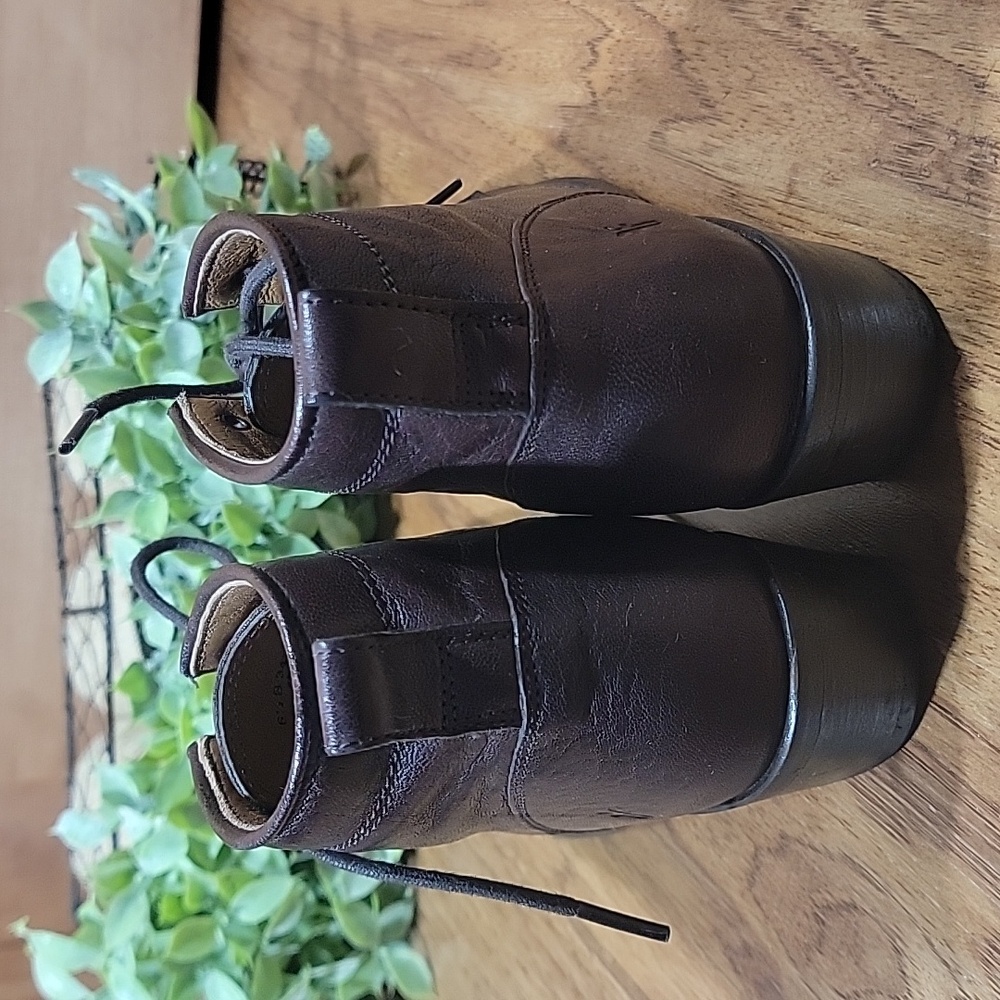 Vintage Frye Carson Dark Brown Leather Lace Up Booties - Picture 8 of 16